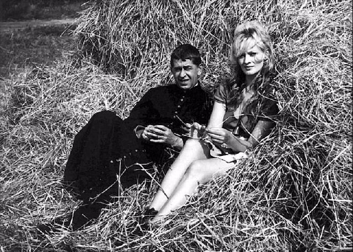 Vlastimil Brodský a Jana Brejchová ve filmu Farářův konec 1968.
