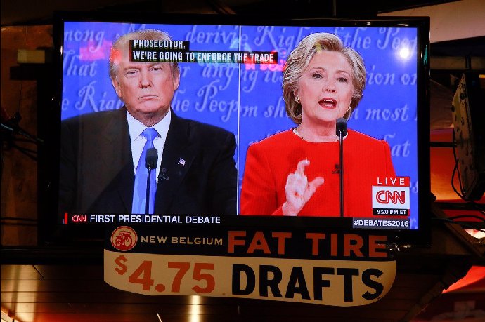 Podle Clintonové jde o účelovou politickou hru, která má odvést pozornost od Donalda Trumpa.