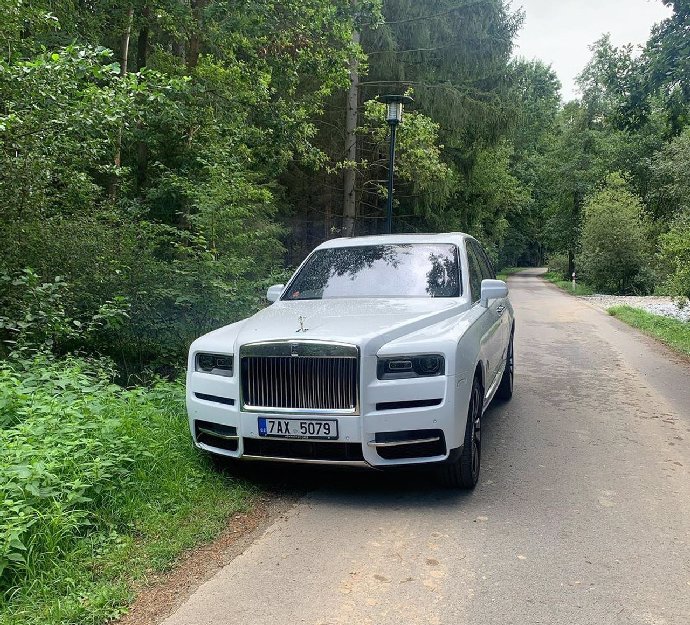 Leoš Mareš si před lety pořídil bílý Rolls-Royce.