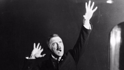 FOTO: Fotografie z roku 1925. Adolf Hitler je na ní zachycený krátce po svém propuštění z vězení, když si nacvičoval svou řeč.