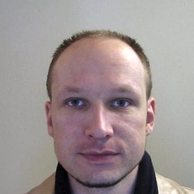 Breivik se ve vězení přejmenoval.