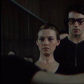 Jana Preissová a Vlastimil Harapes ve filmu Jak vytrhnout velrybě stoličku (1977).