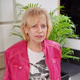 Manželka Hana Krampolová.