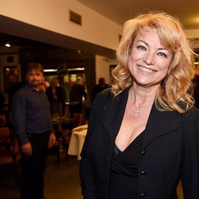 Eva Vejmělková je pořád kočka.