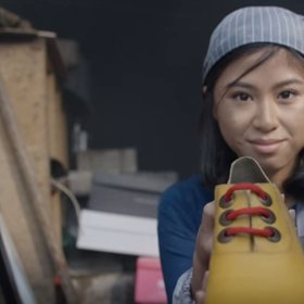 A čeká ji šok v podobě malé dívky, která botu právě dodělala.