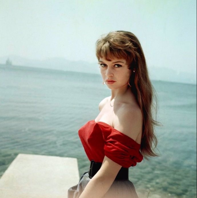 Devatenáctiletá Brigitte na Filmovém festivalu v Cannes.