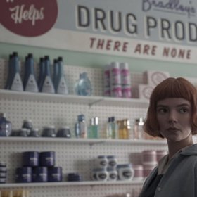 Beth Harmon (Anya Taylor-Joy) má sice mimořádný šachový talent, bojuje však také se závislostí.