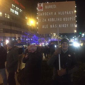 Lidé si přejí demisi premiéra.