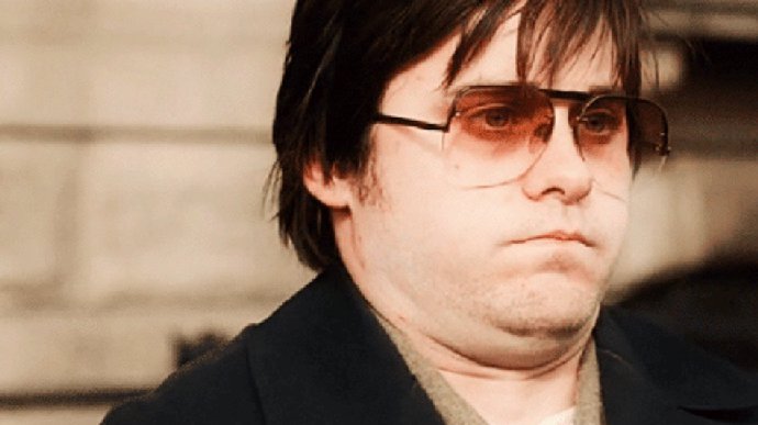 Jaredo Leto jako atentátník Mark David Chapman ve filmu Zavraždění Johna Lennona. Kvůli roli musel obludně ztloustnout.