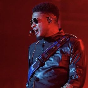 Usher na koncertě.