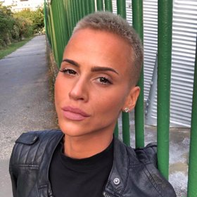 Nika Doné často mění účesy.