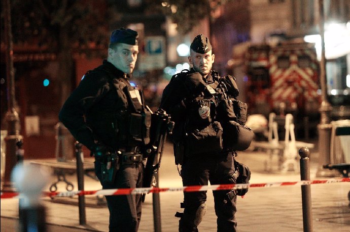 Přesně před deseti lety, tedy 13. listopadu 2015, otřásla Paříží série teroristických útoků, při kterých zahynulo 130 lidí a stovky dalších bylo zraněno.