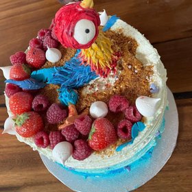 Isabellka dostala krásný dort.