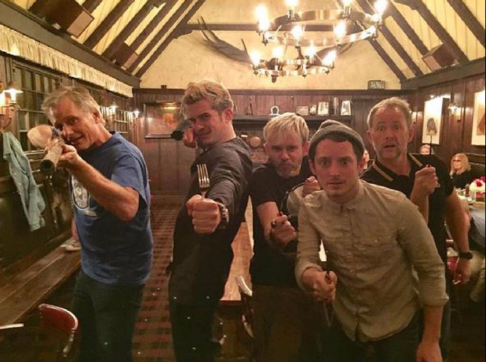 Herci Elijah Wood (Frodo Pytlík), Orlando Bloom (Legolas), Dominic Monaghan (Smělmír Brandorád), Billy Boyd (Peregrin Bral), Viggo Mortensen (Aragorn)