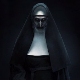 Jeptiška Valak děsila ve filmu V zajetí démonů 2 a následně ve filmu Sestra.