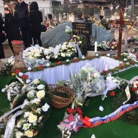 Pohřbili ho ve svatebních šatech.