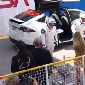 Astronauti jsou zpět a čekalo je hladké přistání.