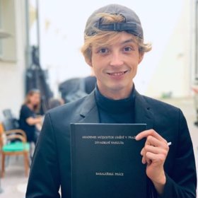 Denis Šafařík v loňském roce absolvoval na AMU.