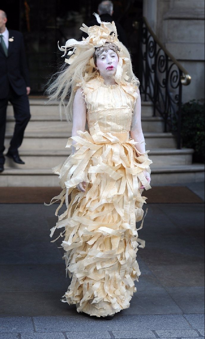 Módní kreace v podání Lady Gaga.