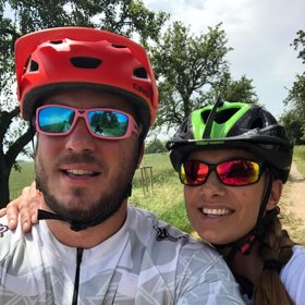 Michal Topol vede ke sportu i půvabnou Alici.