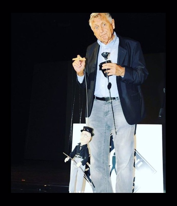 Jiří Menzel daroval do charitativního bazaru řadu věcí.