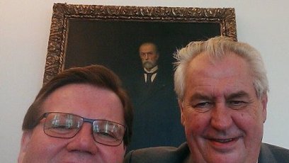 FOTO: Zdeněk si myslí, že bude prezident a že rozumí Facebooku a moderním trendům. Auuuuu.