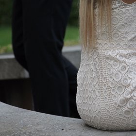 Moderátorka v krajkových šatech až na zem.