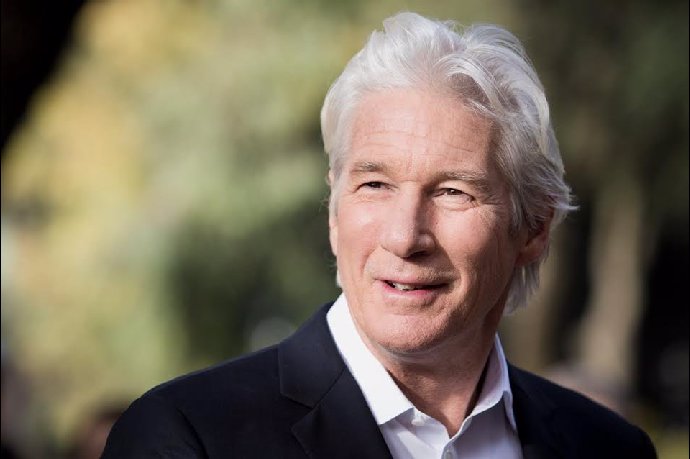Richard Gere ve společnosti. 