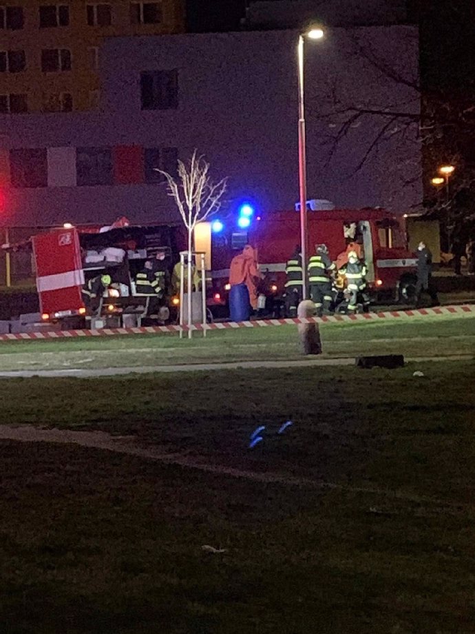 V jednom z kladenských panelových domů zemřel muž.
