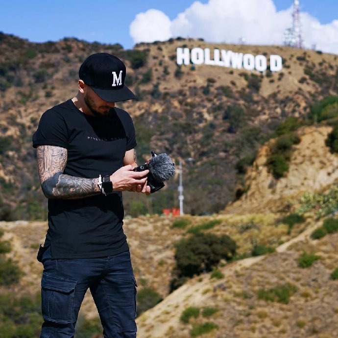 Marek je kameraman a střihač. Spolupracují na jejím internetovém pořadu.