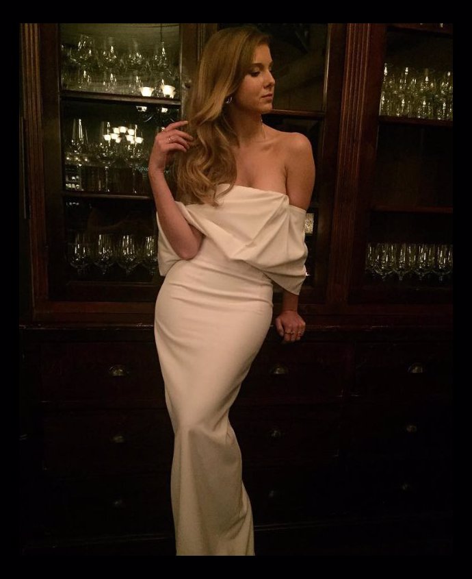 Je to pořádná kočka se sexy postavou.