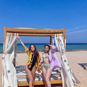 Na dovolenou odletěla i se svou krásnou sestrou Martinou.