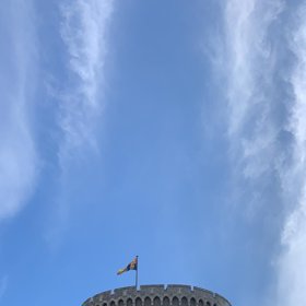 Za normálních okolností by vojáky sama nesledovala.