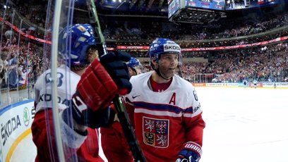 FOTO: Jarda slaví přesilovkový gól. Tedy, spíše neslaví než slaví, i když tady to tak nevypadá. Rozdíl mezi oslavou gólů č.2 a 3. byl neuvěřitelný.