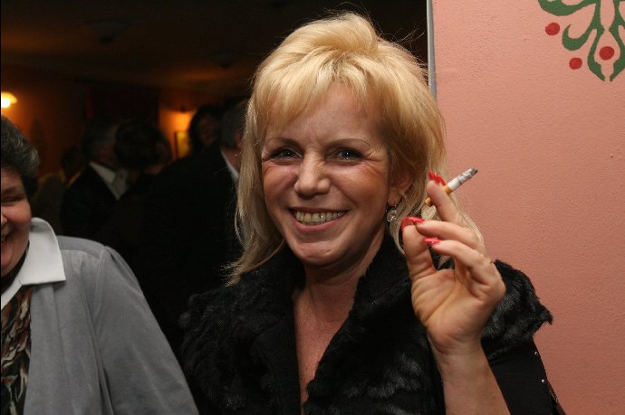 Podle Schmiedbergera dokázala Hana vykouřit i 100 cigaret denně.