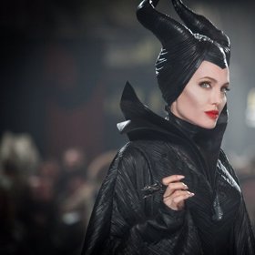 Angelina Jolie se nechala slyšet, že hrát Maleficent bylo těžší a emotivnější, než si myslela. Jde o postavu, která má od všech charakterů něco - šílenost, humor i zlost. Herečka přitom postavu nechtěla o nic obrat.