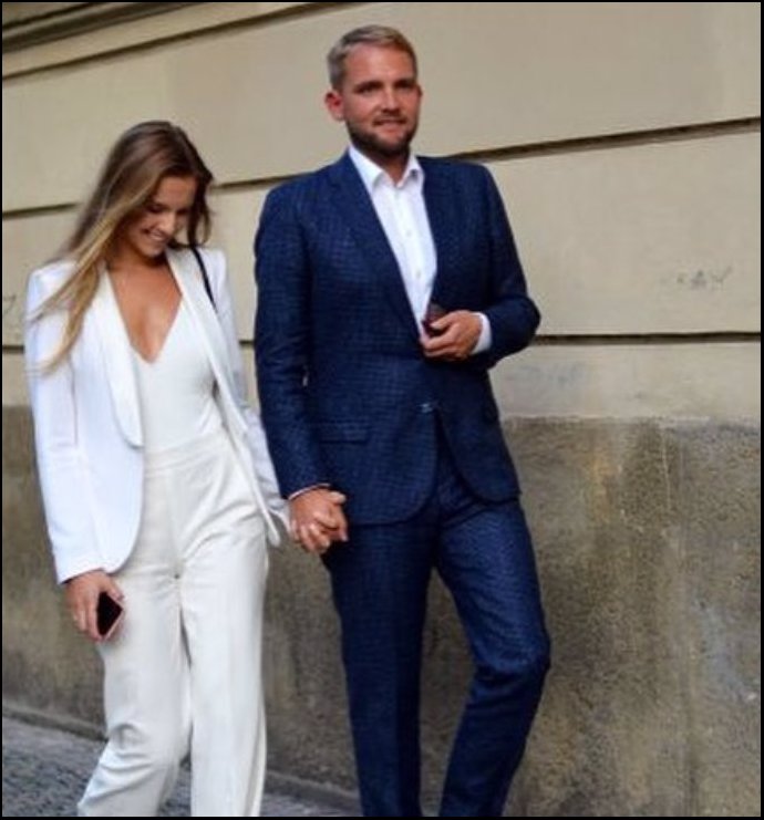 Pár se na dítě moc těší, brzy z nich bude tříčlenná rodinka.