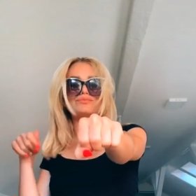 Někteří uživatelé jí ošklivě nadávají a smějí se jí.