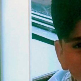 Chlapce našli rodiče mrtvého v jeho pokoji, na počítači běžel časovač.