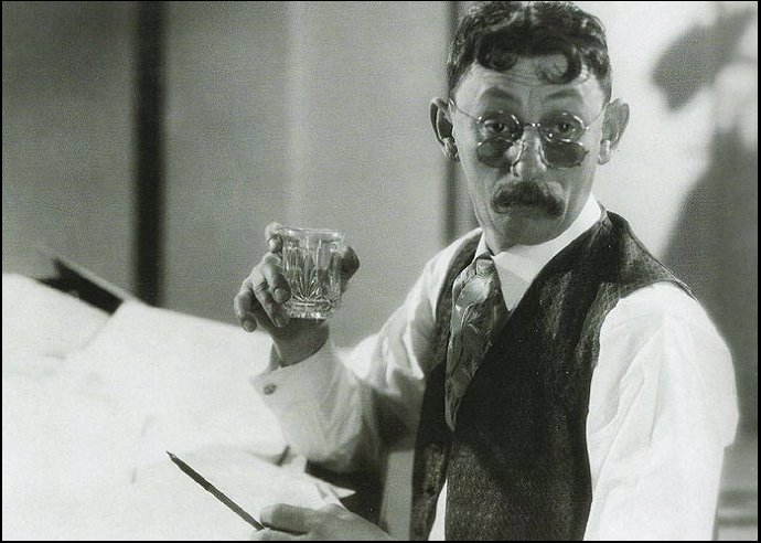 Ke konci druhé světové války byl Vlasta Burian uvězněn. Poté nemohl obnovit činnost svého divadla, byl mu zabaven veškerý majetek a pět let nemohl hrát.