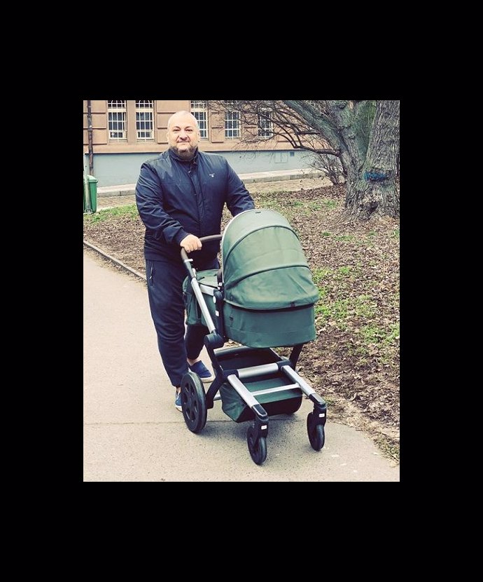 Patrik Hezucký s kočárkem.