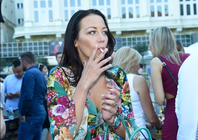 Ale manželku nechal doma.