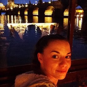 ExKazmovka Veronika Vojáčková je zvyklá pro Bartoška pracovat výměnou za to, že může být mistrovi poblíž. Dvojník čekal spíše slíbený honorář.