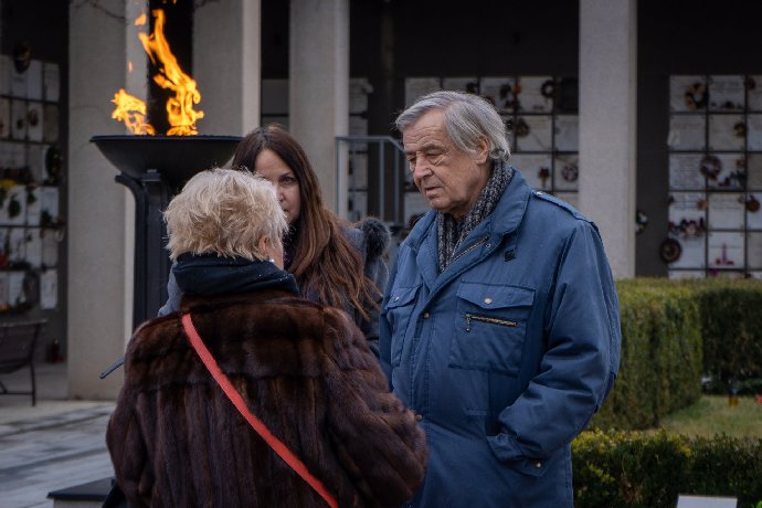 Kvůli jeho absenci musí divadlo přistupovat k alternacím v několika inscenacích.
