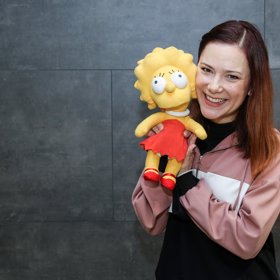 Ivana Korolová propůjčila hlas Líze poprvé v roce 2017, po smrti Heleny Štáchové, Líziny dlouholeté dabérky.