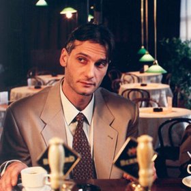 Daniel Rous a Vladimír Kratina v seriálu Na lavici obžalovaných justice (1998).