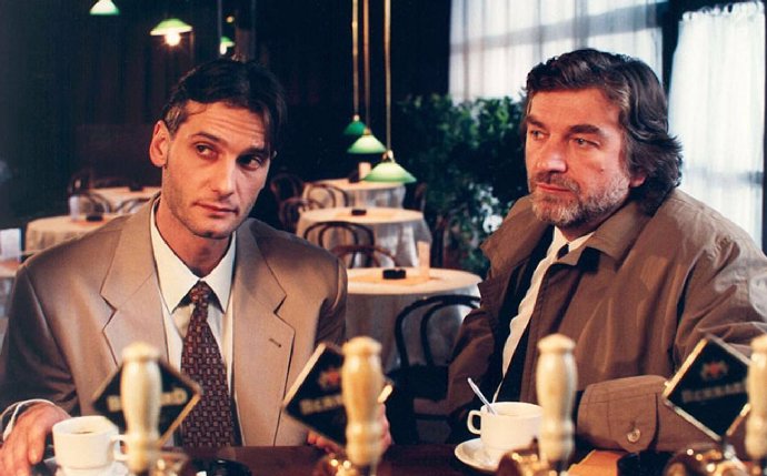 Daniel Rous a Vladimír Kratina v seriálu Na lavici obžalovaných justice (1998).