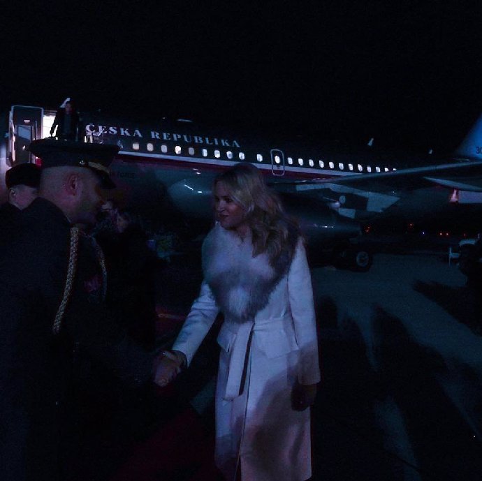 Monika Babišová na letišti ve Washingtonu.