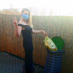 Linda je velmi zodpovědná a neustále nosí roušku.