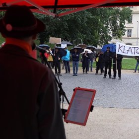 V Klatovech sice pršelo, ani to však protestanty nezastavilo.